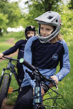 Abus Youdrop FF Ti Silver 48-55 cm. Grå fullface cykelhjelm til børn med kæbebeskytter